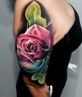 róża kwiat tatuaż na ręce