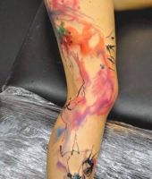 akwarelowe tatuaże na nodze