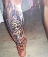 amortyzator tatuaż na łydce