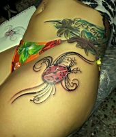 biedrona tatuaż na biodrze