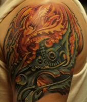 biomechaniczny tatuaż na ramieniu