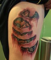 biomechaniczny tatuaż na udzie