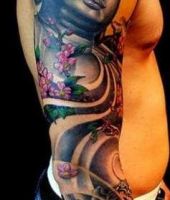 budda tatuaż na ramieniu