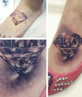 błyszczący diament tatuaż na stopie