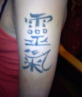 chińskie znaki tatuaże na ręce