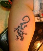 czarna jaszczurka tatuaż na łydce