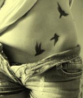 czarne ptaki tatuaże na biodrze