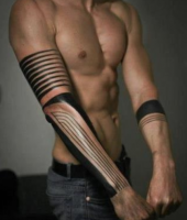 czarne tatuaże na rękach