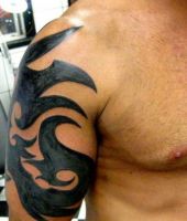 czarny tribal tatuaż na ramieniu
