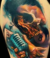 czaszka śpiewa do mikrofonu