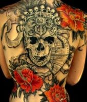 czaszka i róże na plecach