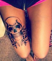 czaszka człowieka, tatuaż na udzie