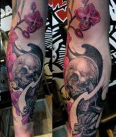 czaszka i kwiaty tatuaże na ręce