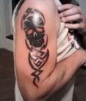 czaszka i tribal na bicepsie
