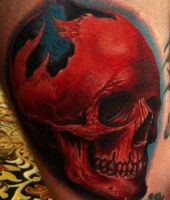 czerwona czaszka tatuaż