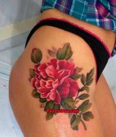czerwona róża tatuaż na biodrze