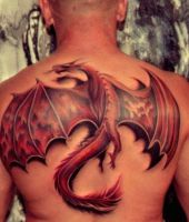 czerony smok tatuażna plecach