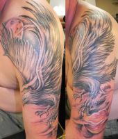 drapieżny ptak tatuaż na ramieniu