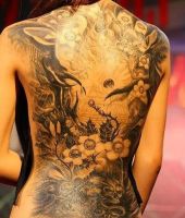 duże tatuaże na plecach kobiet