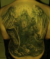 duży anioł tatuaż na plecach