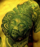 duży budda tatuaż na klatce piersiowej