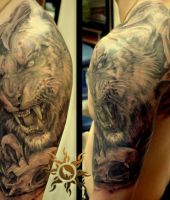 duży lew tatuaż na ramieniu