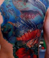 duży rekin tatuaż na plecach