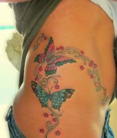 dwa motyle tatuaże na żebrach