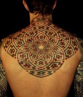 dziwny tatuaż na plecach