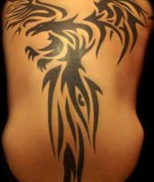 feniks tribal tatuaż na plecach