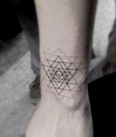 geometryczny tatuaż
