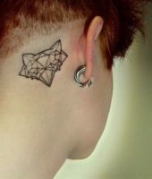 geometryczny tatuaż za uchem