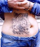 gepard tatuaż na brzuchu