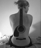 gitara tatuaż na plecach