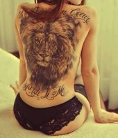 głowa lwa tatuaż na plecach