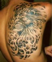 głowa lwa tatuaż na łopatce