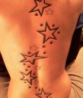gwiazdki tatuaż na plecach