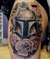 hełm i róże tatuaże
