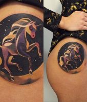 jednorożec tatuaż na biodrze