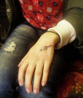 klucz wiolinowy tatuaż na ręce