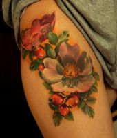 kolorowe kwiaty tatuaże na udzie