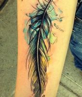 kolorowe pióro tatuaż