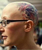 kolorowe tatuaże na głowie