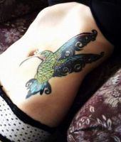 kolorowy koliber tatuaż na brzuchu