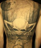 kosmita tatuaż na plecach