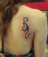 kot tatuaż na łopatce