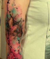 kot kolorowy tatuaż na ręce