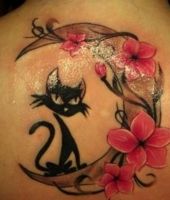 kot księżyc i kwiaty tatuaże