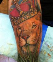 król lew w koronie