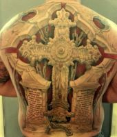 kryż duży tatuaż na plecach